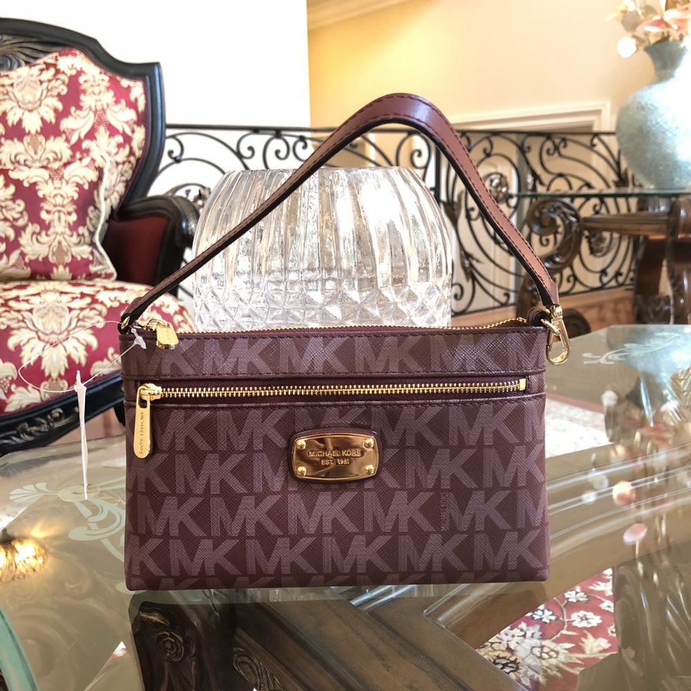 Authentic Michael Kors wristlet wallet in plum - Picture 2 of 8
